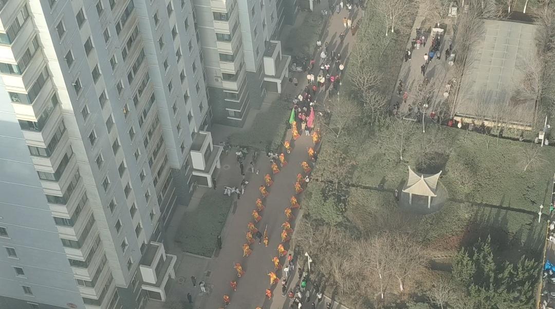 正月十五元宵节，社火进社区，鼓乐喧天。
看看伊朗，连165名小学生都被炸死。整个