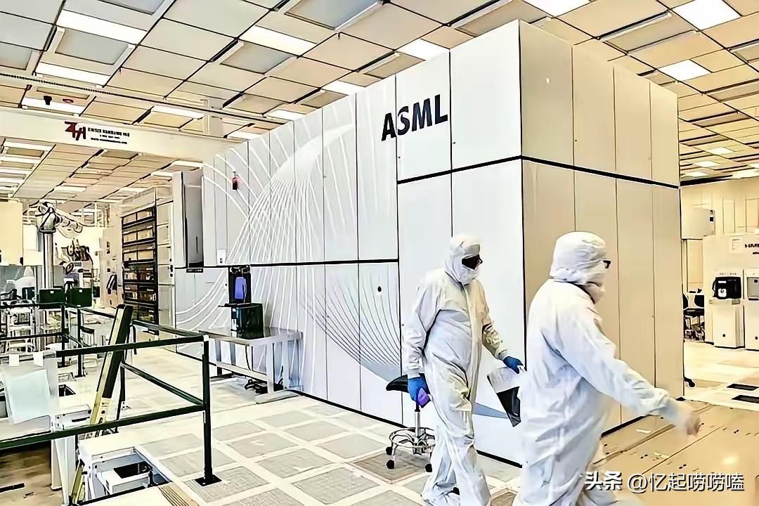 光刻机巨头阿斯麦，出大事了。荷兰总部，上千名工程师午饭时间直接撂下餐盘，把公司大