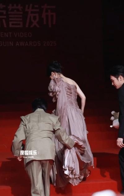 红毯上最动人的一幕，是张彬彬笨拙地蹲下去的那一刻。
微博电影之夜，《问心》剧组登