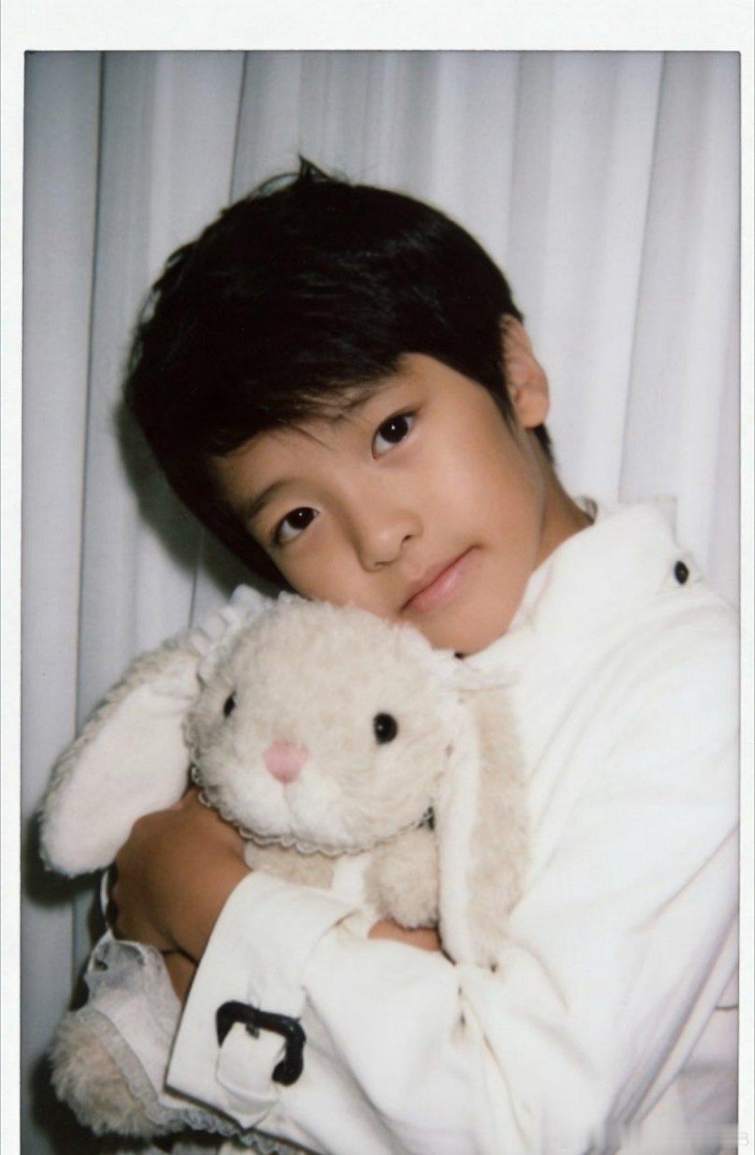 我们欧巴小时候就是小帅哥一枚长大后生图都帅到没边了