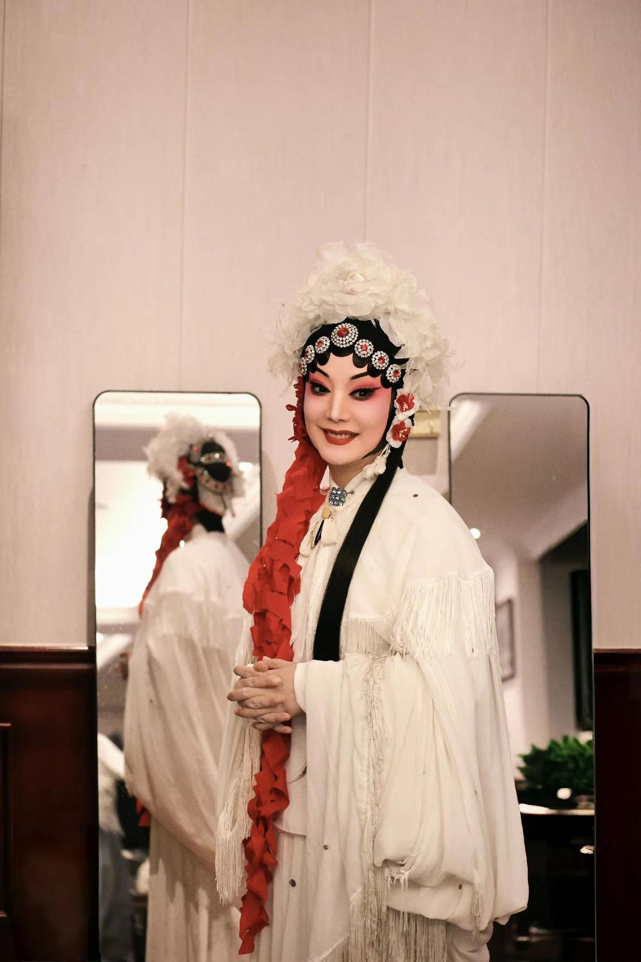 一些不常见的幕后花絮。秦腔齐爱云 焚香记 游西湖 李慧娘&敫桂英 舞台上凄凉惨淡