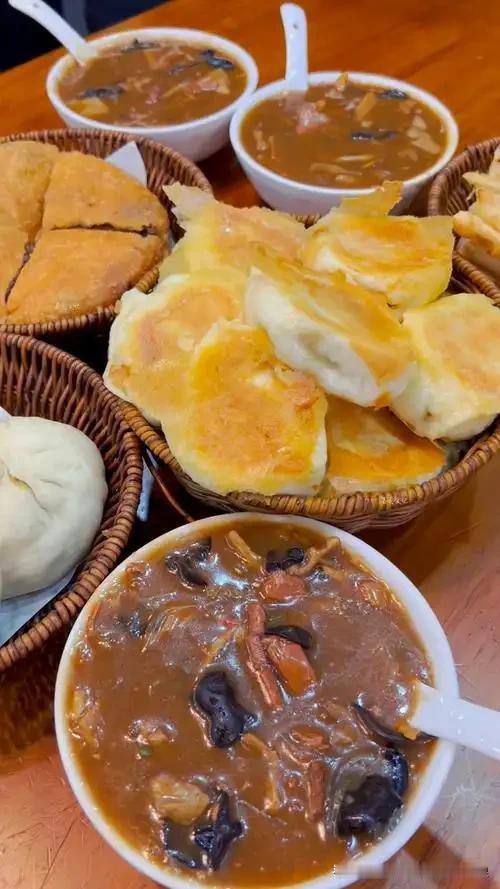 身为河南娃，逛遍老家的街才懂，日子全是热乎的烟火气！
 
清晨的巷口最热闹，胡辣