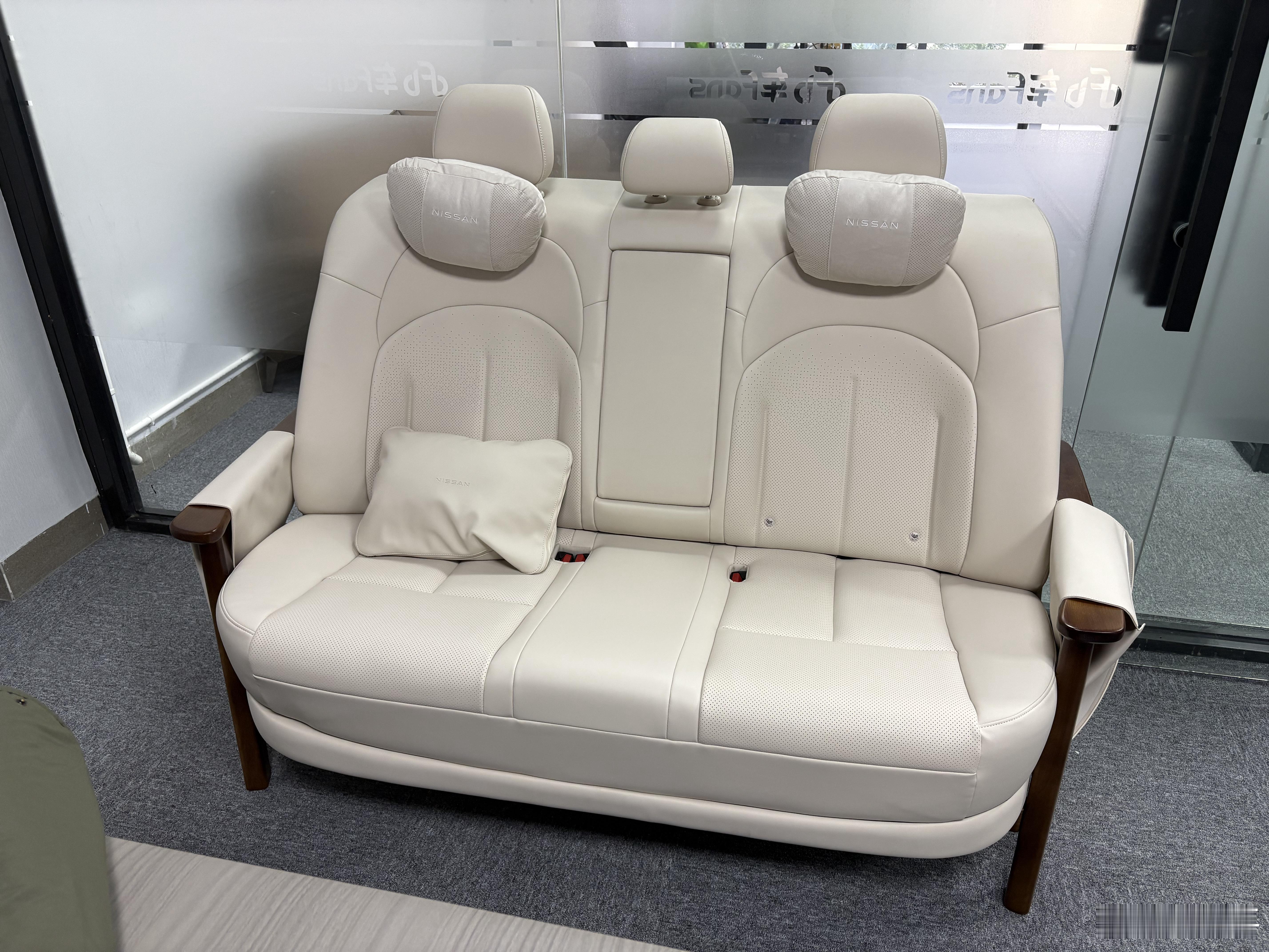 兄弟们，昨天我只发现冰山一角，原来还有另一套日产大沙发。这坐下去立马就感觉人车合