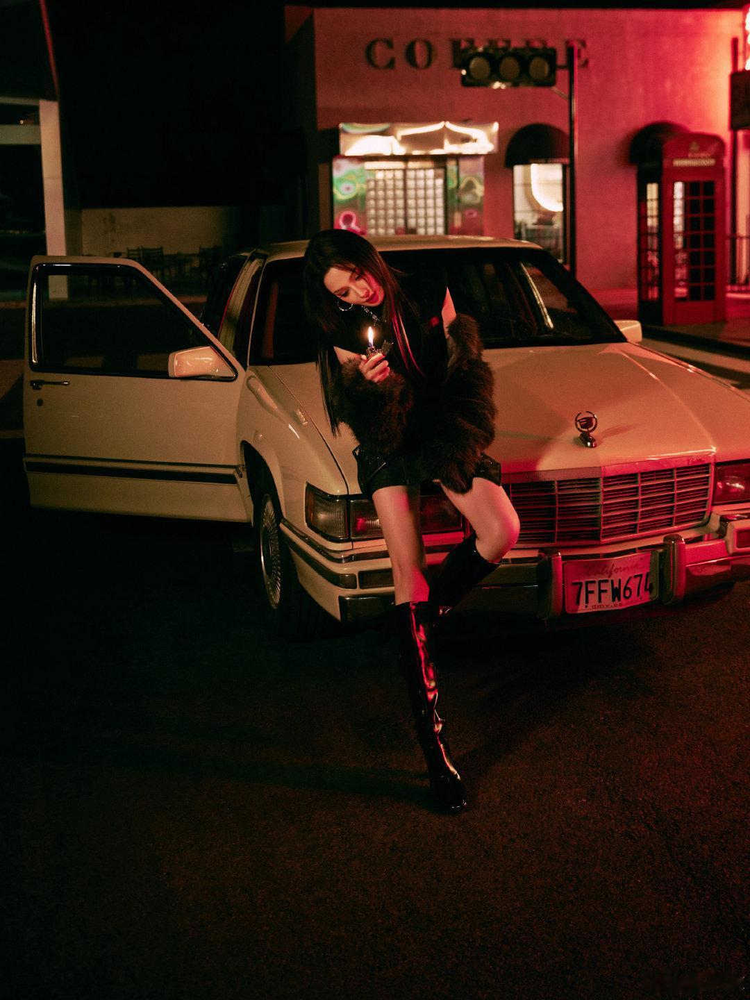 彭小苒镂空连体衣辣成啥了 内娱明艳系天花板再放大招！镂空连体衣精准勾勒直角肩与蚂