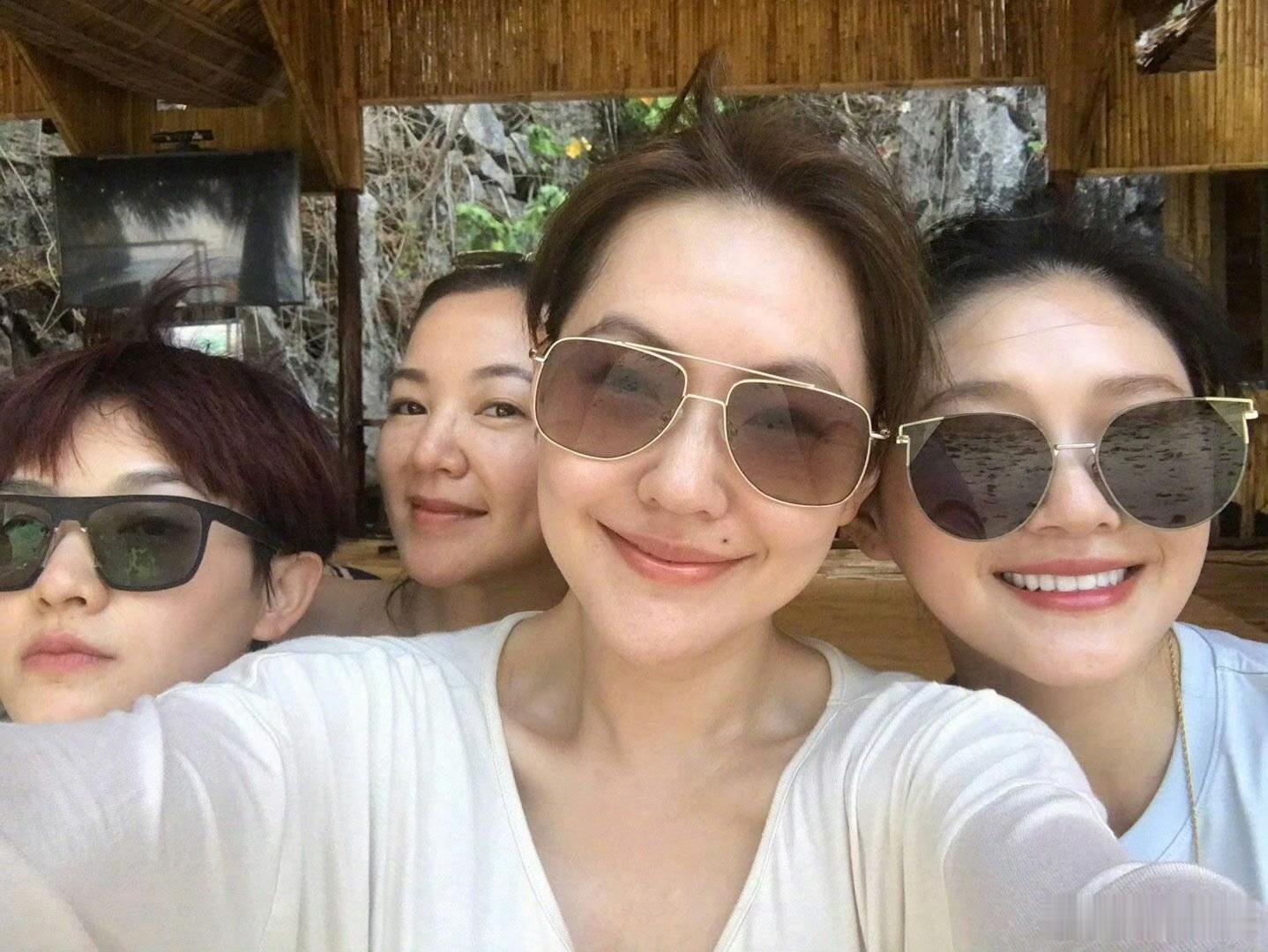 阿雅发长文怀念大S阿雅谈大S雕像2月3日，阿雅分享大S纪念雕像并发布长文悼念挚友