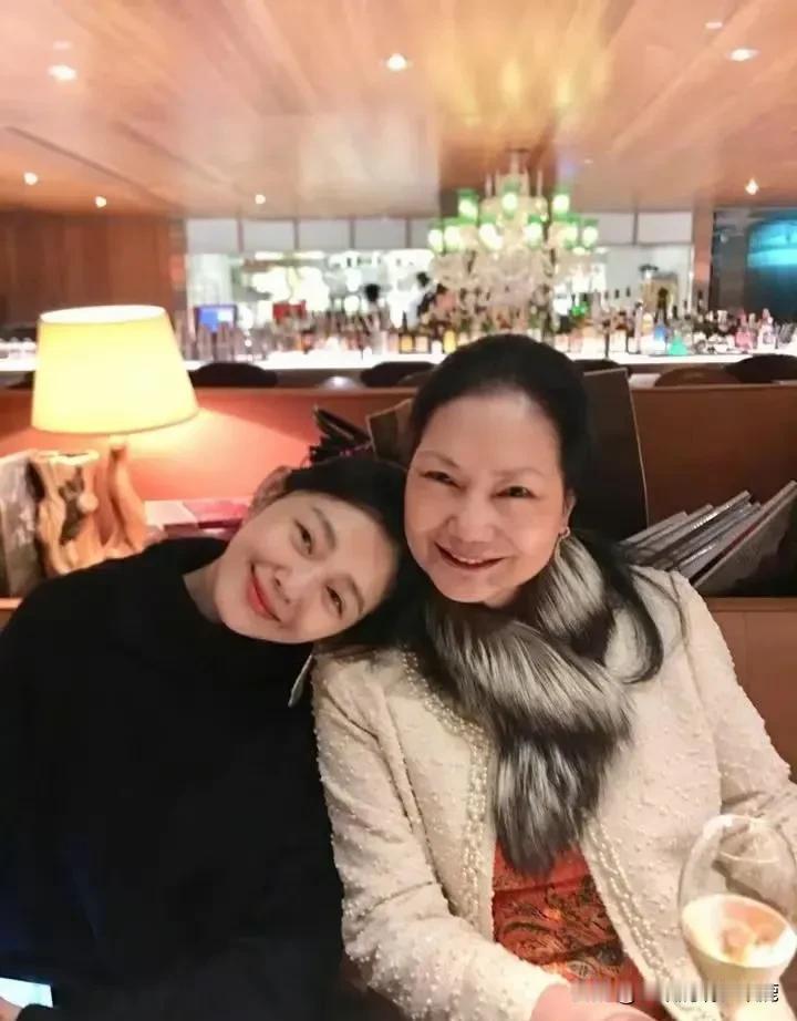 其实网友敏感度非常高，当初小S一行人在大S头七那日浩浩荡荡前往大S豪宅聚会，还拍