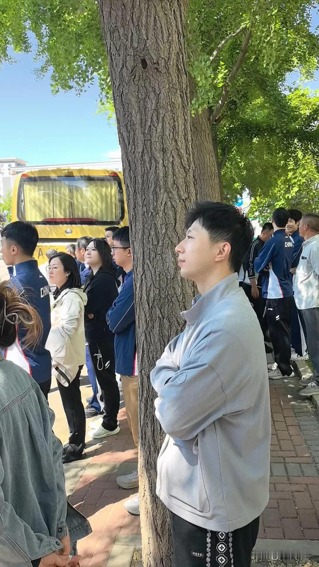 龙队的眼神让无数人动容泪目
他无论是对国家，对团队，对朋友家人，付出的都是深情真