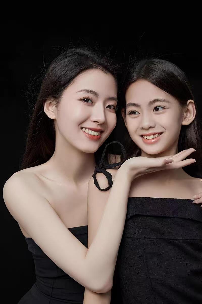 她是你的过去，你是她的未来。👩‍👧🤍 这组母女肖像写真，把岁月和爱意凝练成