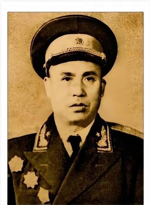 1947年，四野一位师长娶了牺牲战友的遗孀。新婚夜，他没碰新娘，反而对着她提了个