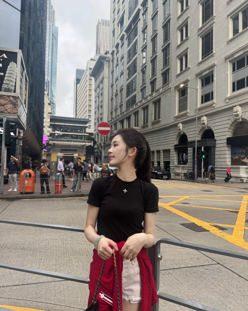 思慕社字母终于学会在空白处落笔，不再惧怕纸的沉默。那些走散的人，像雪落在河面上—