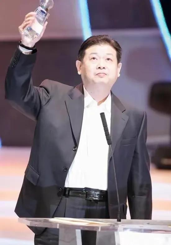 2005年，演员傅彪患上癌症，冯小刚给了200万，张国立给了40万。然而，葛优却