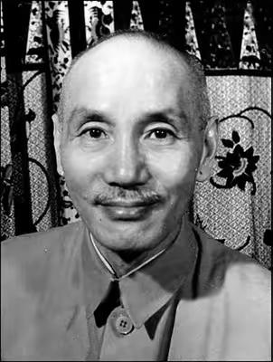 1923年，莫斯科一处剧场的舞台上，舞剧演员正翩然旋转。代表团随员们兴致盎然，只