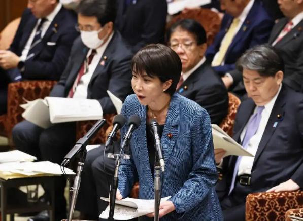 高市早苗这次在国会答辩说的话，让不少人都看傻了，"女版安倍"可不是随便说说的，一