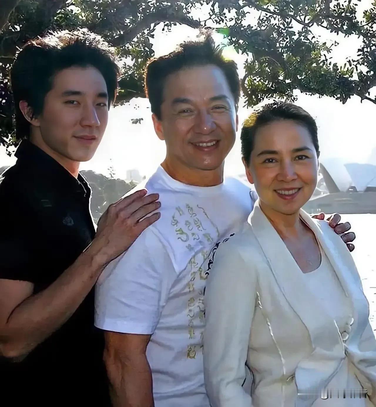 成龙大哥，难得一家三口合影
林凤娇一看就是个贤惠的妻子
房祖名和国立大叔儿子（张