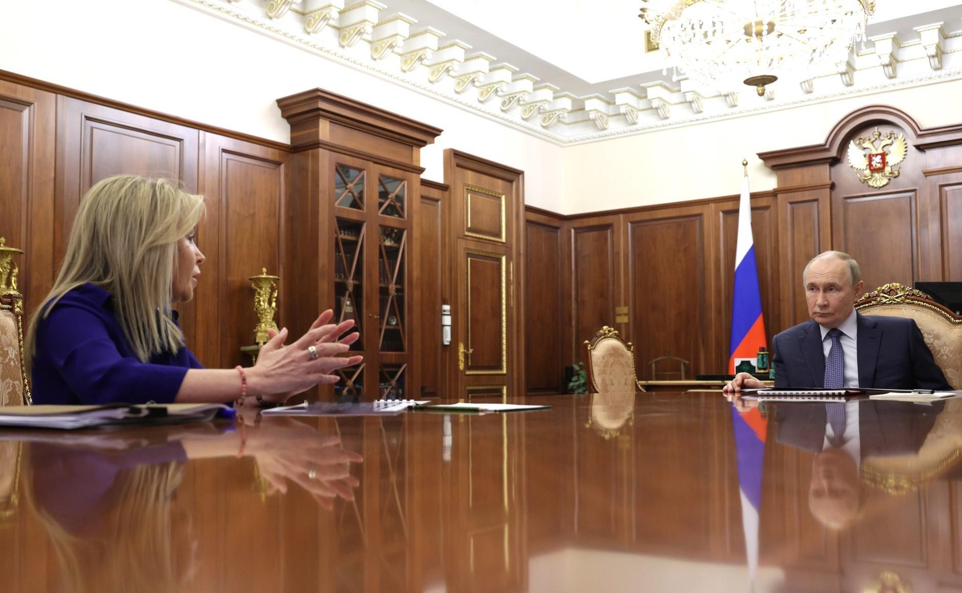 瓦洛佳小朋友[超话]  与俄罗斯联邦自然资源利用监督局局长斯维特兰娜·拉迪奥诺娃