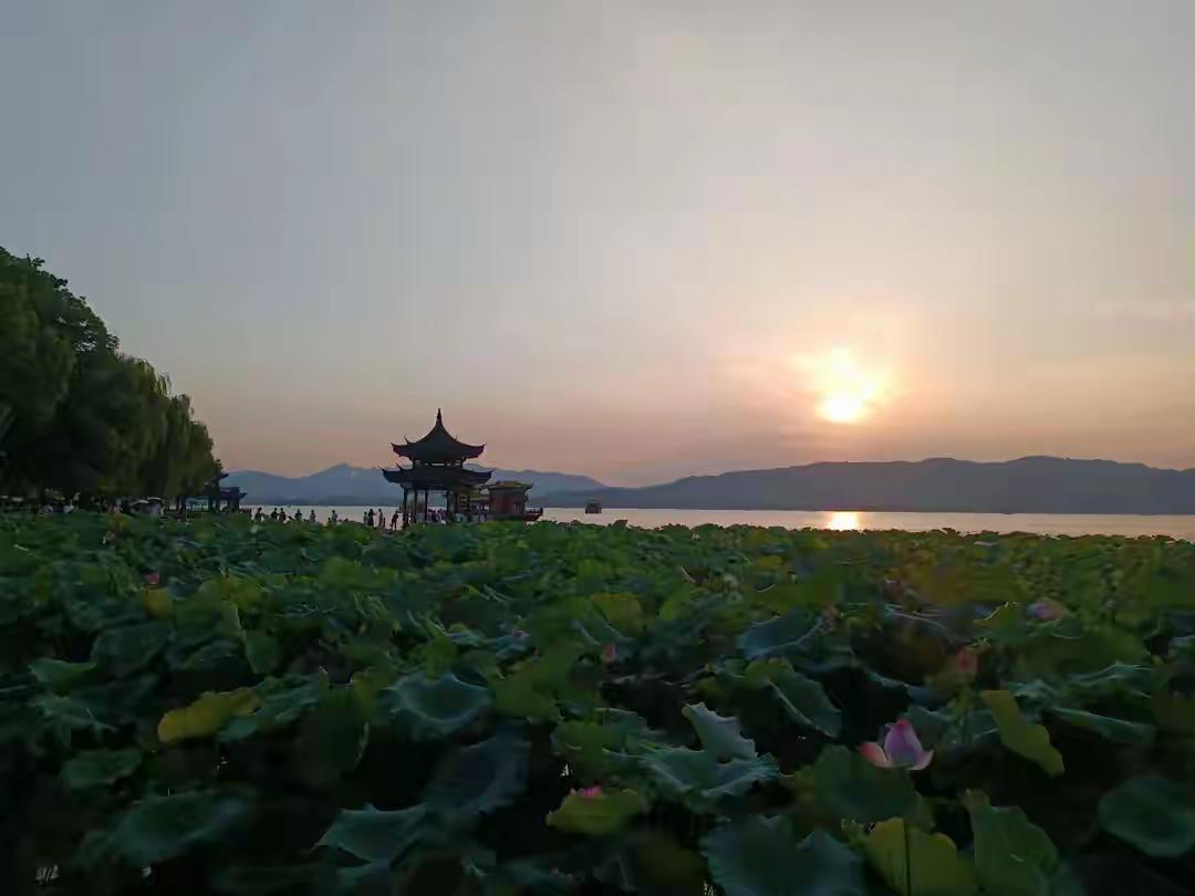 西湖边的夕阳美的让人陶醉，美的让人流连忘返。夕阳的变化也跟人生一样充满了变数。只