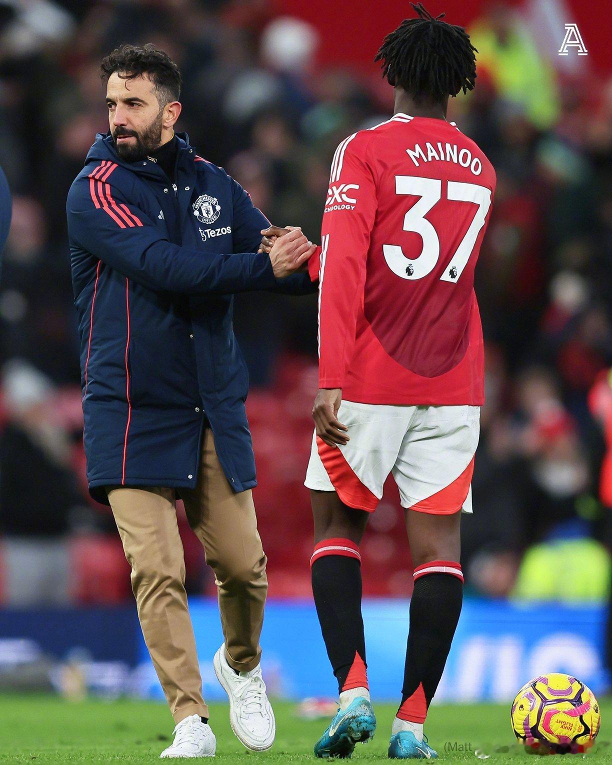 曼联跟队TA LW：去年夏天，曼联高层非常支持阿莫林，准备以4000万英镑的价格