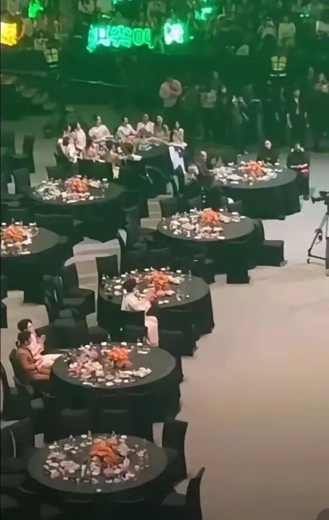 爱奇艺尖叫之夜后半场，这叫什么人走茶凉。明星就算再是大忙人，这整个过程也就几个小