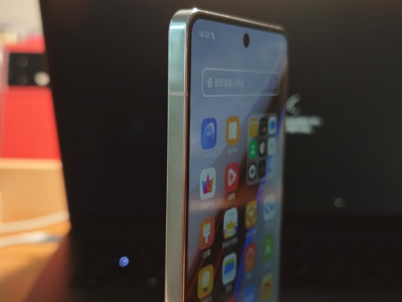 我现在已经非常习惯小米14Pro还有华为Mate60 Pro+这种四曲屏幕了，用