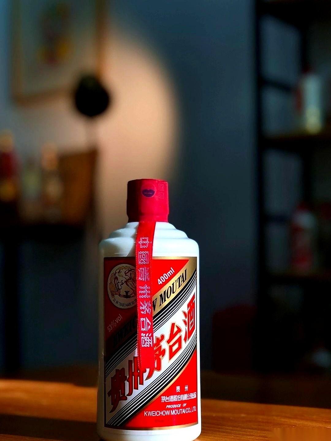 今天算是开了眼了。
手里一年几十吨茅台配额的大佬，国企老总，坐在我面前长吁短叹，