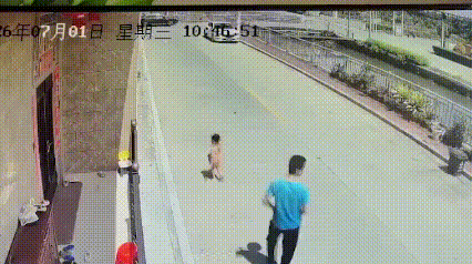 啥情况？监控拍下的骇人一幕。
7月1日10点46分，一名穿蓝衣服的青年男子，形迹