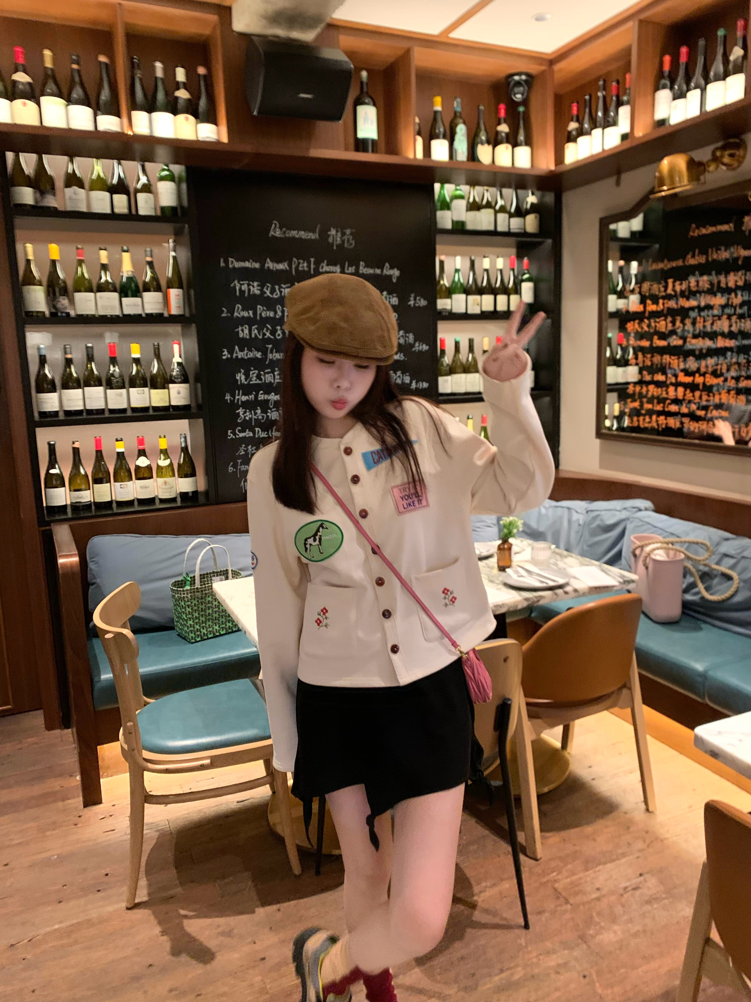 早哦 开心今晚就见面啦🪂再来分享一件我爱嘟 奶糖白颜色的章仔绣卫衣 所见到的都