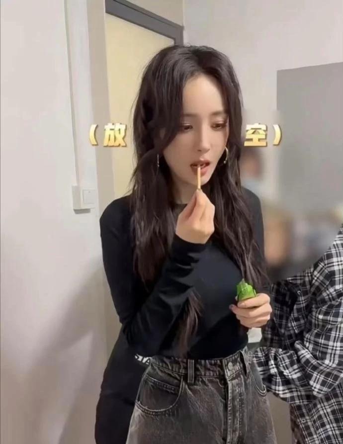 杨幂的腰真细啊，裤子都得用夹子夹着才不会掉下来！