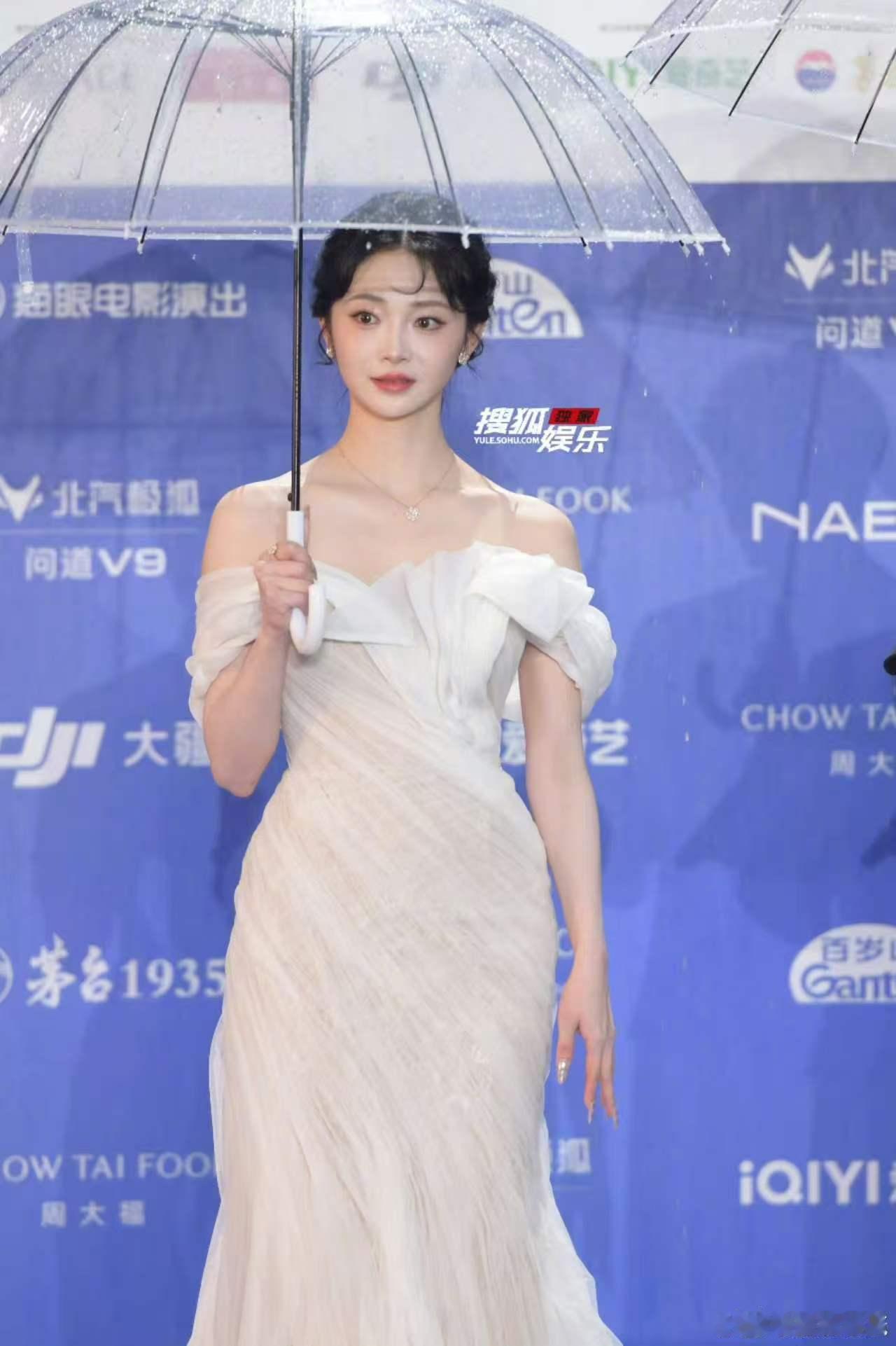 周洁琼白天鹅周洁琼白天鹅公主 今天的美貌，真的是太让我觉得心动了，我们的周洁琼白