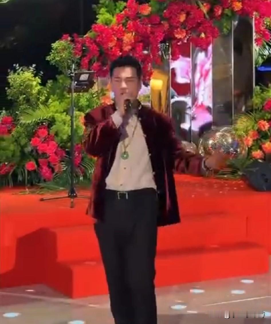 现年70岁的中国香港艺人吕良伟近日在社交平台晒出生日宴现场视频，一出场就直接刷新