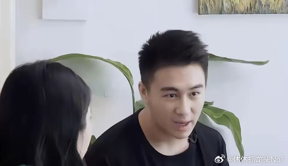 奚梦瑶担心儿子只认保姆不认她，她问何猷君要不要跟保姆竞争，何猷君：“现在小孩会不