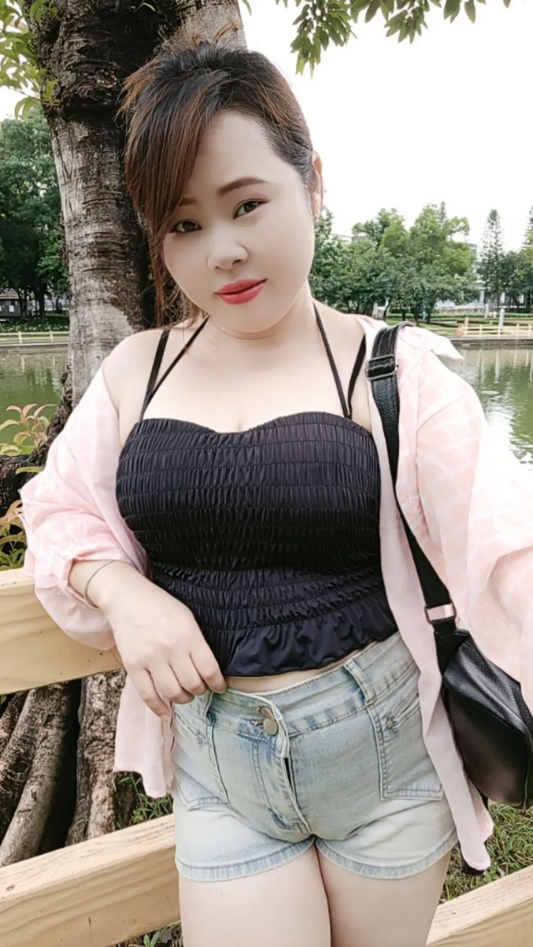 以为控制脑子不去想他，就可以忘他，但心却难以控制，偏偏忘不了，你越爱一...