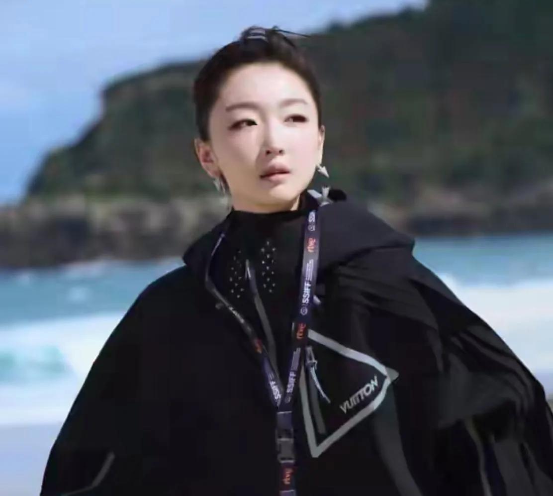 周冬雨在海边的这组大片太绝啦！一身酷帅黑色穿搭，在蓝天碧海的映衬下，又美又有范儿