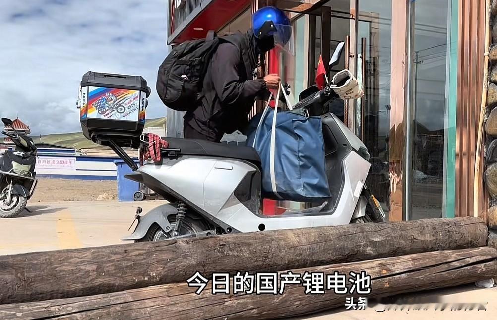 昨晚，唐尚珺更新了继续向西藏进发的视频。画面中，他已从摩托车换成了电动车，即便如