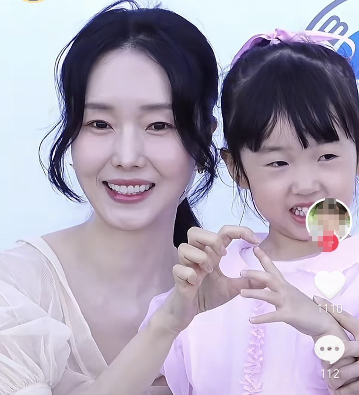 为什么风华绝代的韩国女星，生出来的孩子大多一言难尽？
看李贞贤女儿，扁鼻子小眼睛