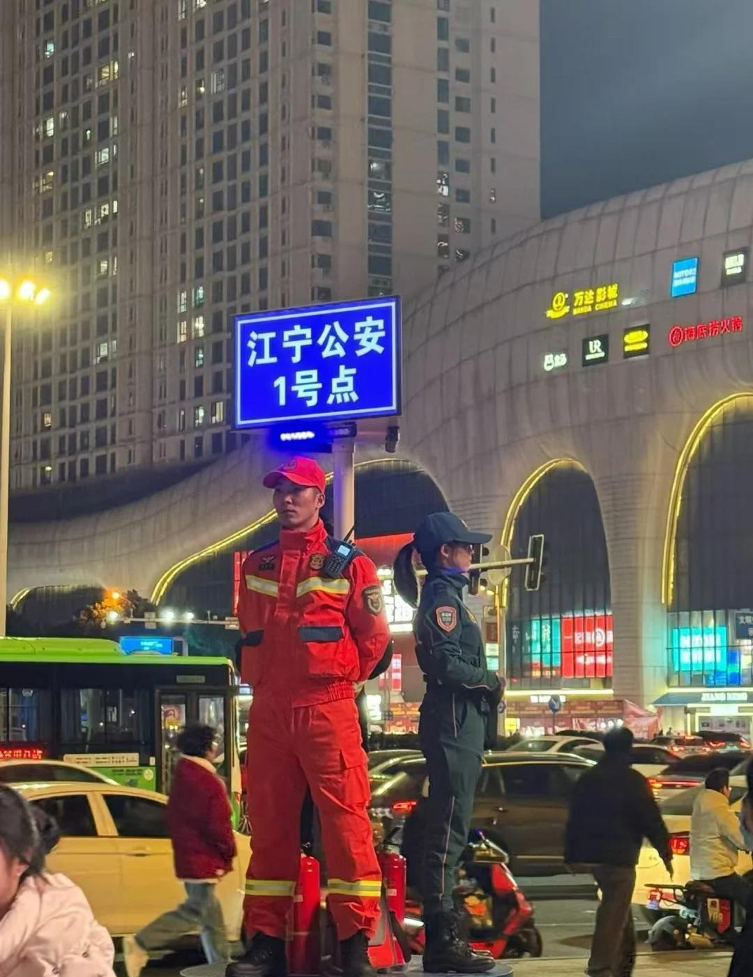 【跨年夜的他们给人满满安全感】公安民警、消防员，武警战士，守护群众平安跨年。你守