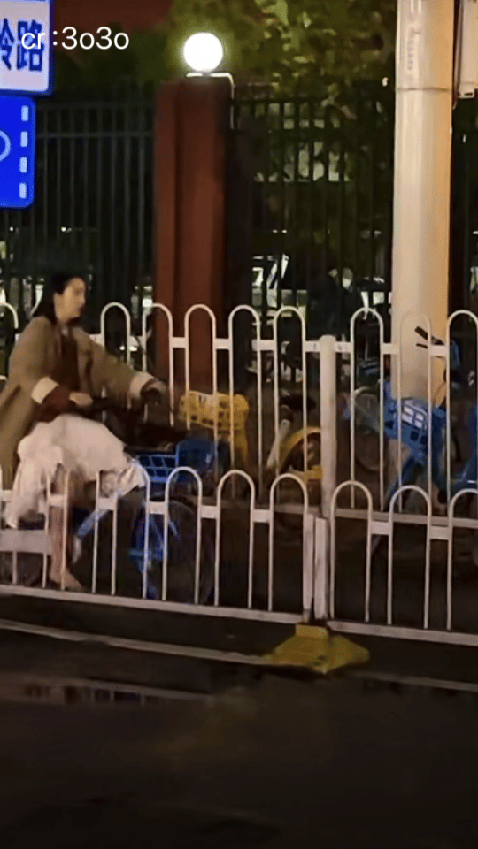 袁湘琴骑车去二中接孩子逆行 虽然是拍戏，但逆行这个细节设计得很真实片场路透太上头