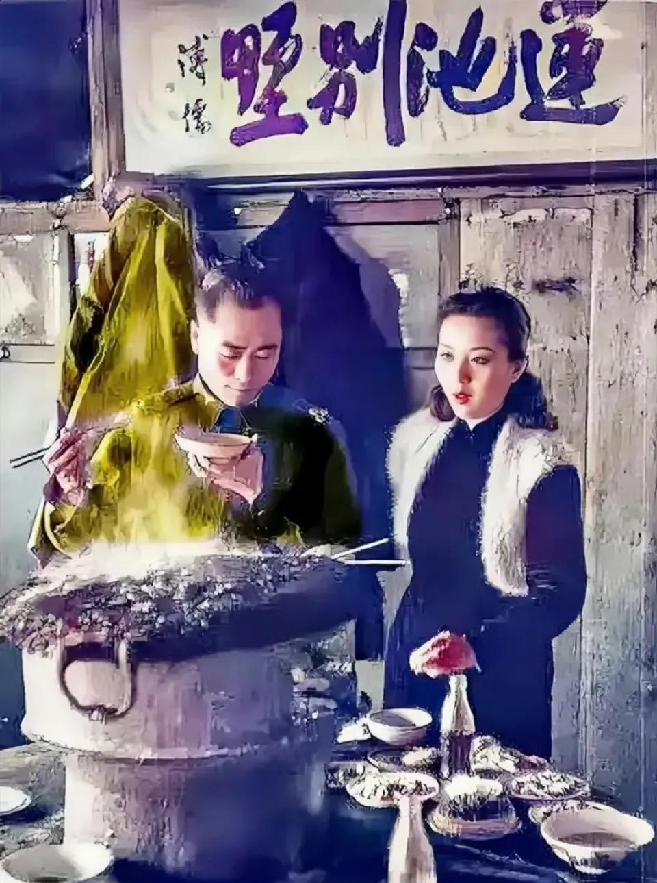 1948年的北平，一名军官带着他的漂亮的女友，来到一家烤肉摊位，正在享用美食，仔