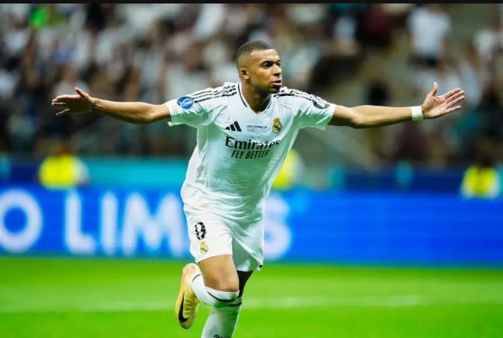 谈到与维尼修斯和贝林厄姆一起踢球，姆巴佩表示：“我与每个队友一起比赛，而不仅仅是