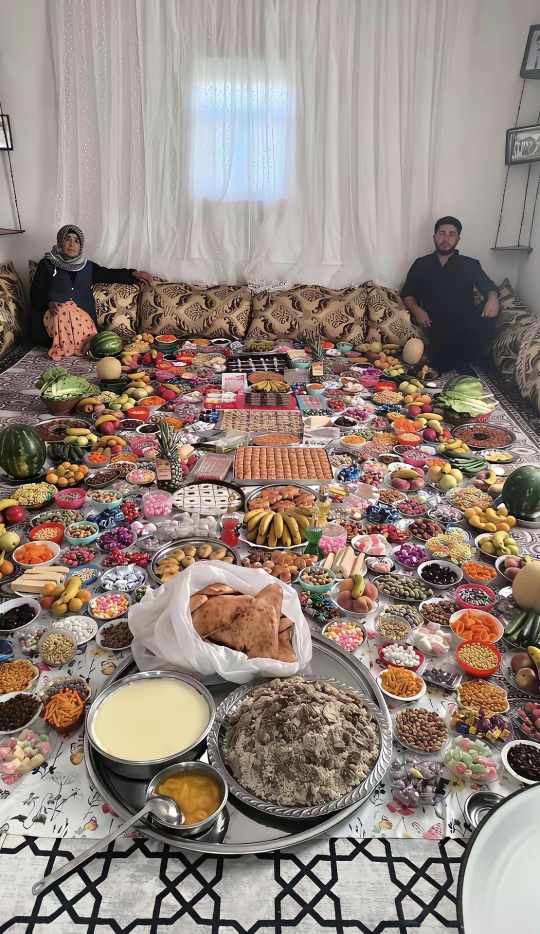 阿拉伯富人的早餐
比一般人家的过年摆出来的年货还多啊
各种水果糕点，两个人吃得完