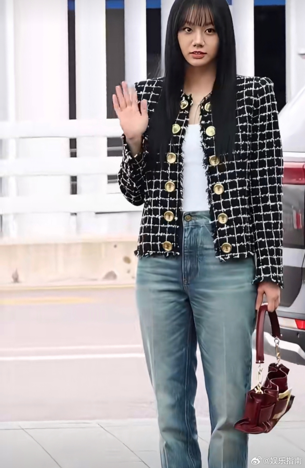李惠利出发巴黎时装周，齐刘海黑长直➕小香风格子外套御姐风十足！ 