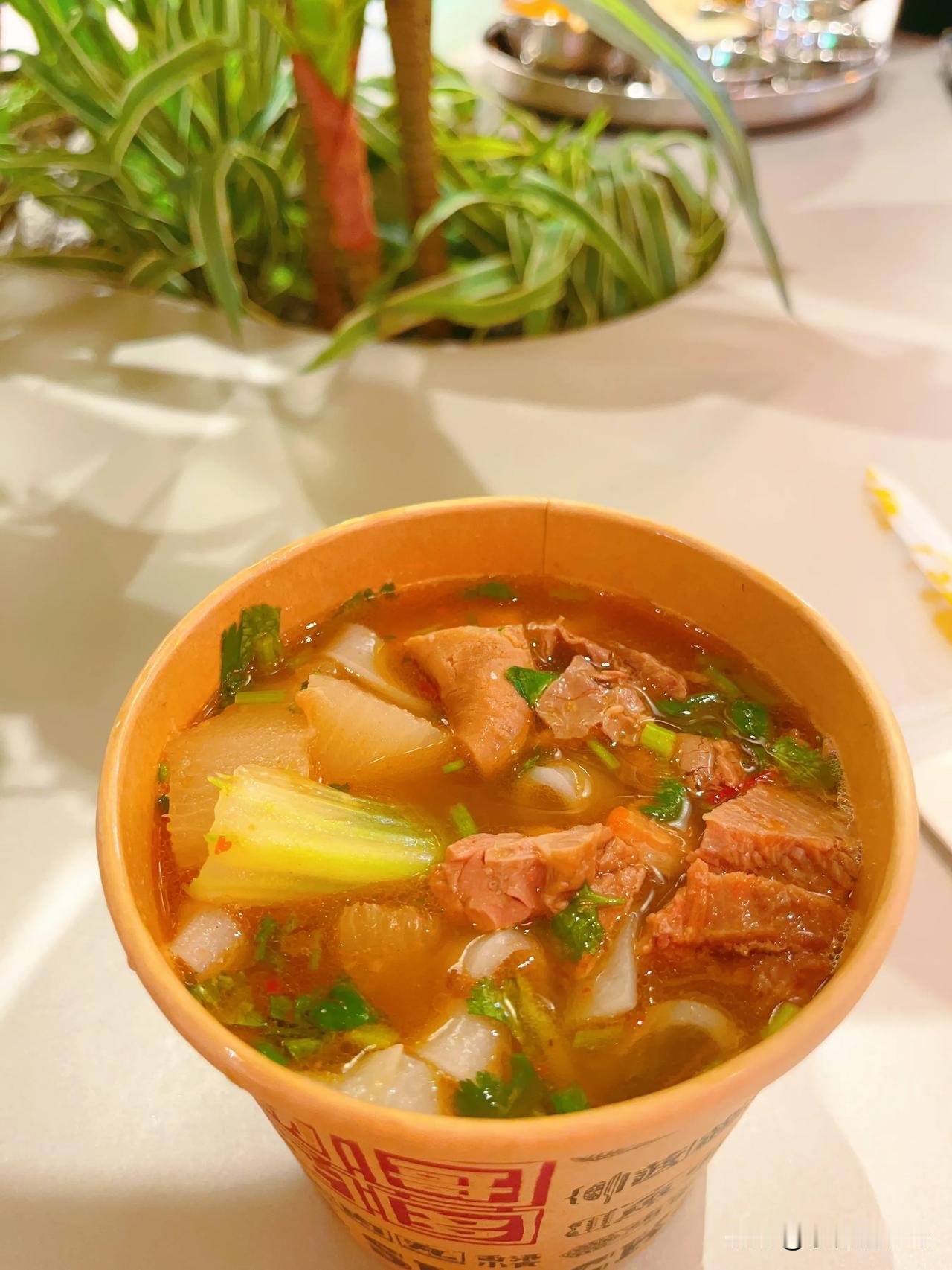 中午菠萝做了旺财的搭子，俩人在宜家餐厅吃的

我自己吃的牛杂粉，吃完饭，旺财去公