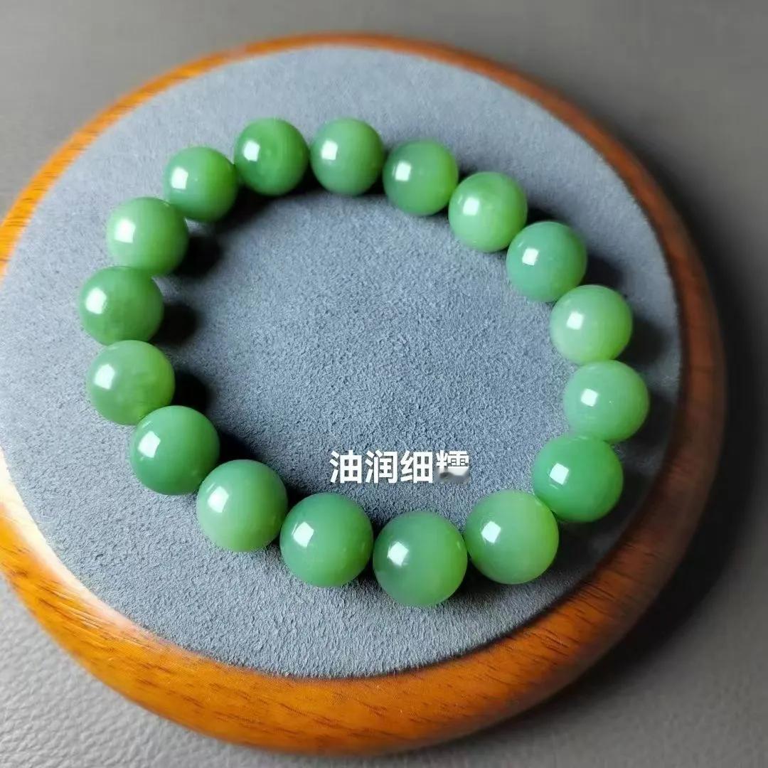 高级感手串分享精选老料，手工细磨。珠体莹润，纹路藏岁月肌理。搭扣隐于无形，环环相