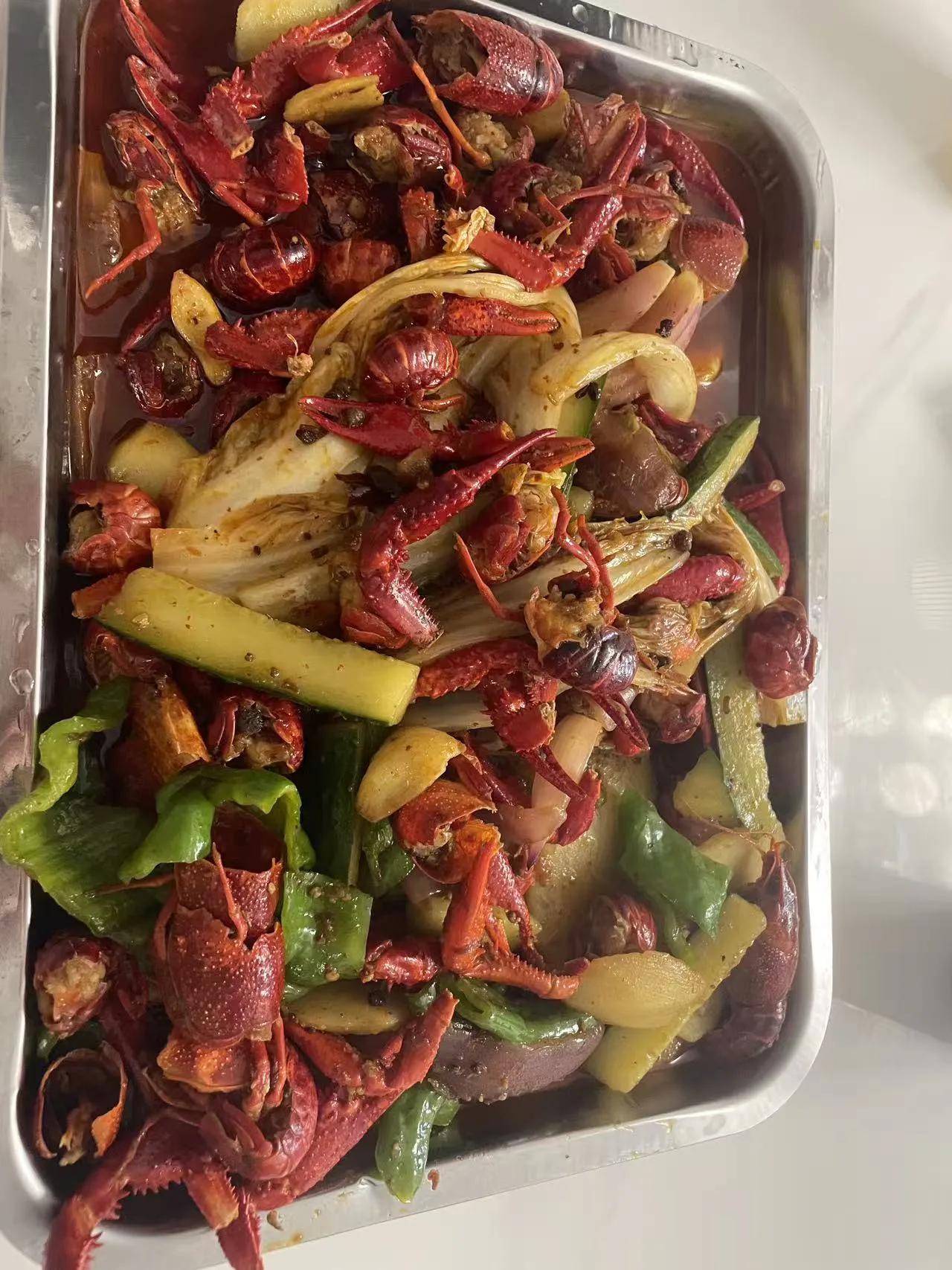 处理干净的小龙虾沥干水分，青椒切成长段备用。锅中倒入适量热油，下入龙虾大火翻炒，