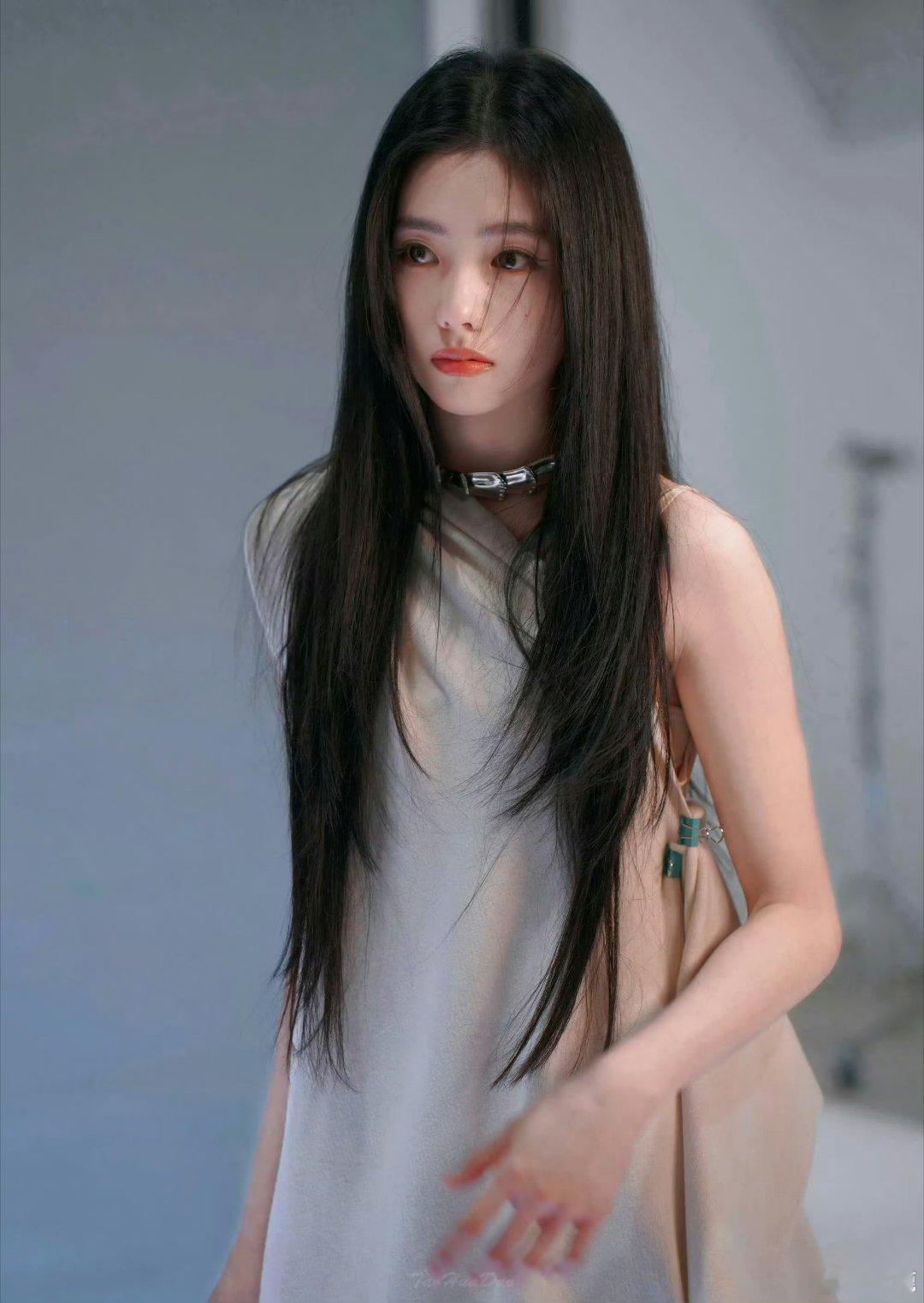刘浩存这款手办不说一模一样了，简直是一个模子刻出来的 ​​​