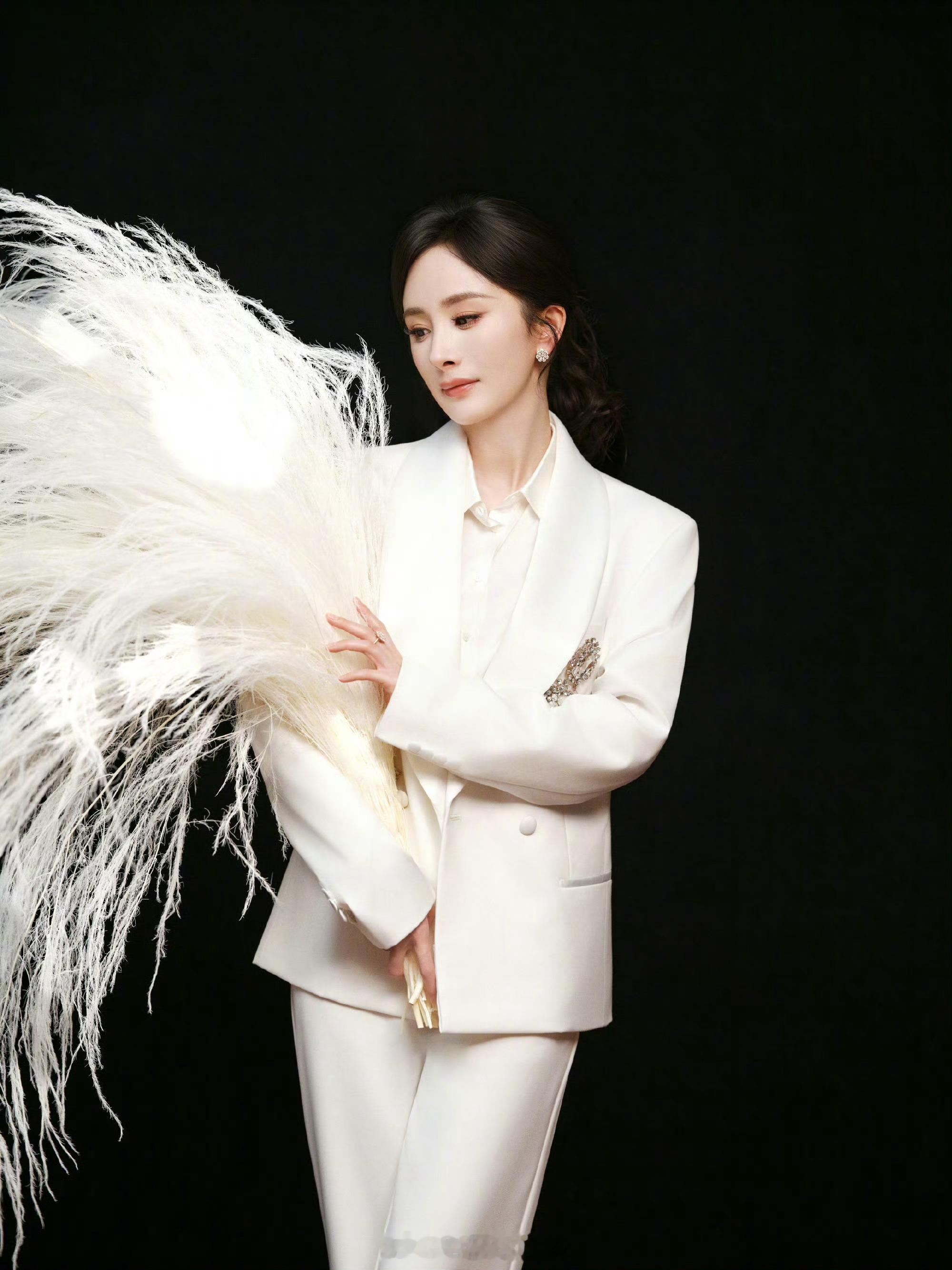 杨幂白色西装套装很女王范儿