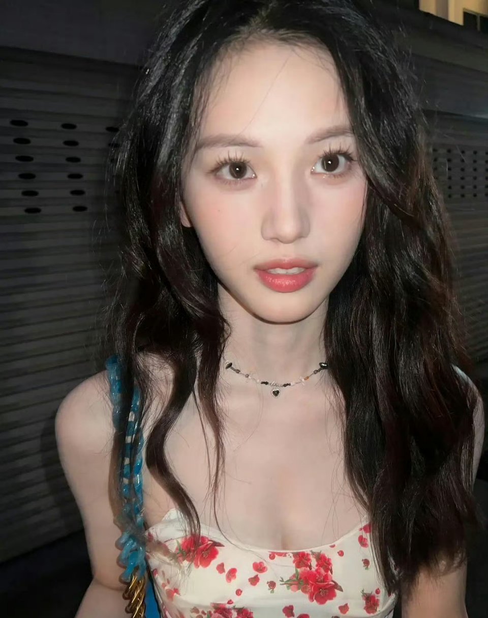 之前看朝雪录就觉得两个人很般配的 沈羽洁演不二之臣很有说服力啊 脸和身材完全是天