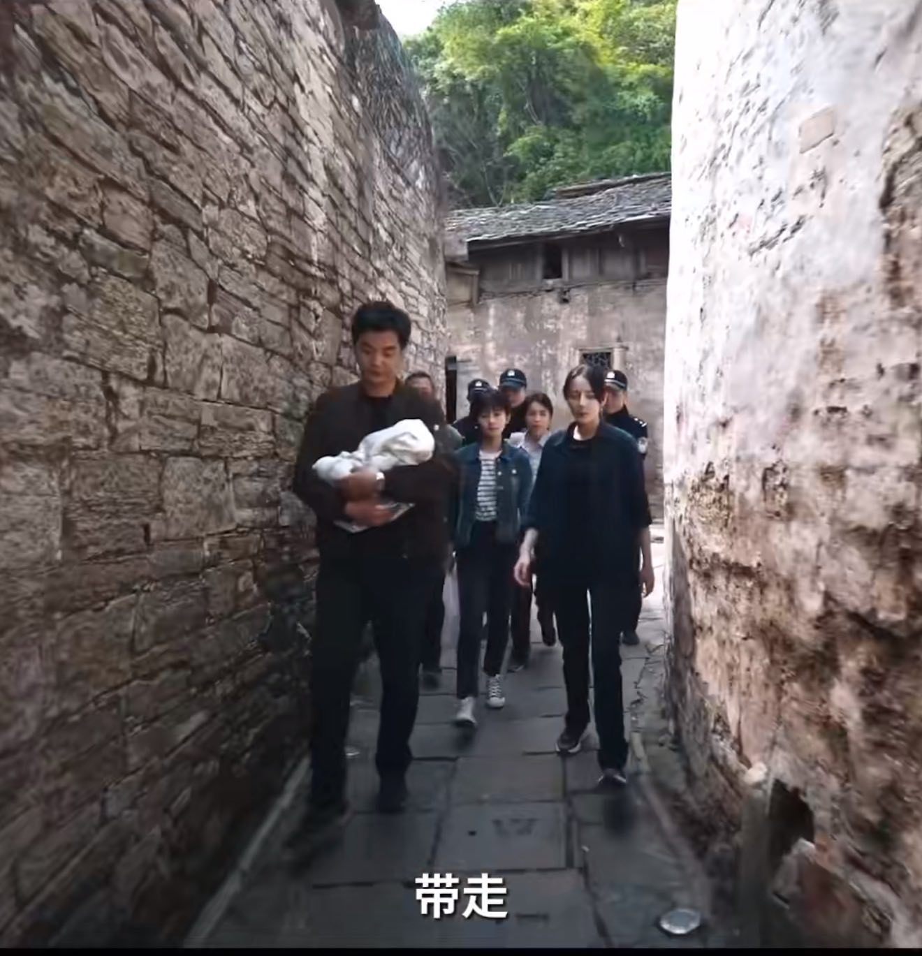 娱乐[超话]邓妍常锐救小洋芋被打邓妍常锐被打🆘真是一波三折 今晚小洋芋回家[苦