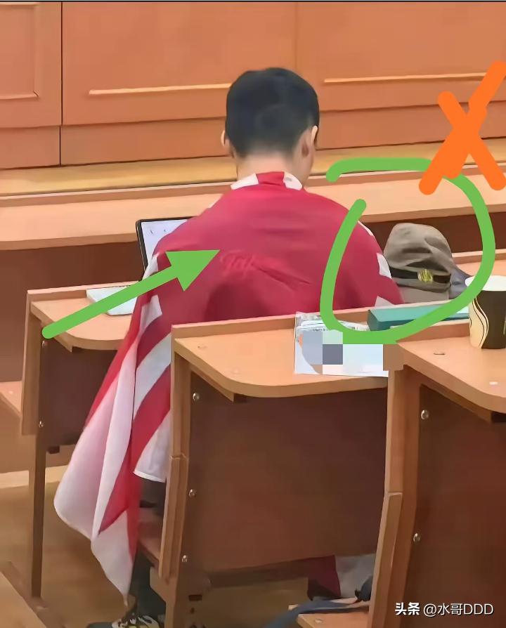 莫大课堂披旭日旗：这书算白念了
·
莫斯科国立大学一间阶梯教室，前排一个中国面孔