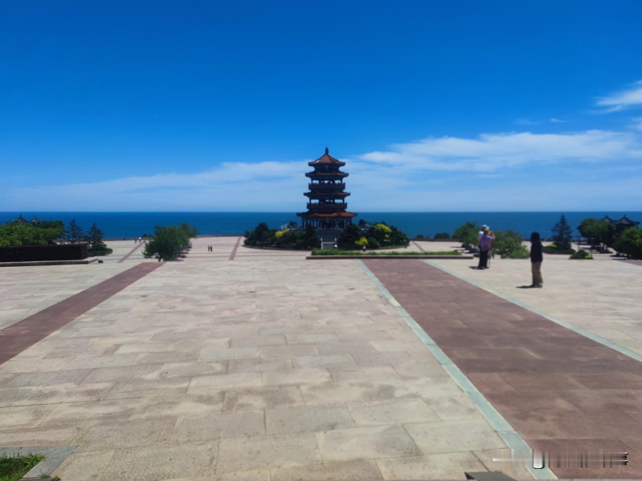昨天溜达到锦州龙海广场，拍了几张照片，现在锦州的天是真蓝，海也真蓝，至于龙海广场