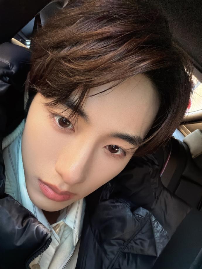 柏林街头的董思成 柏林街头的董思成真的是帅的又随性又养眼呀，看到随拍的照片的时候